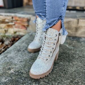 Born to Shine Woman’s Boots. Size 7. New in box